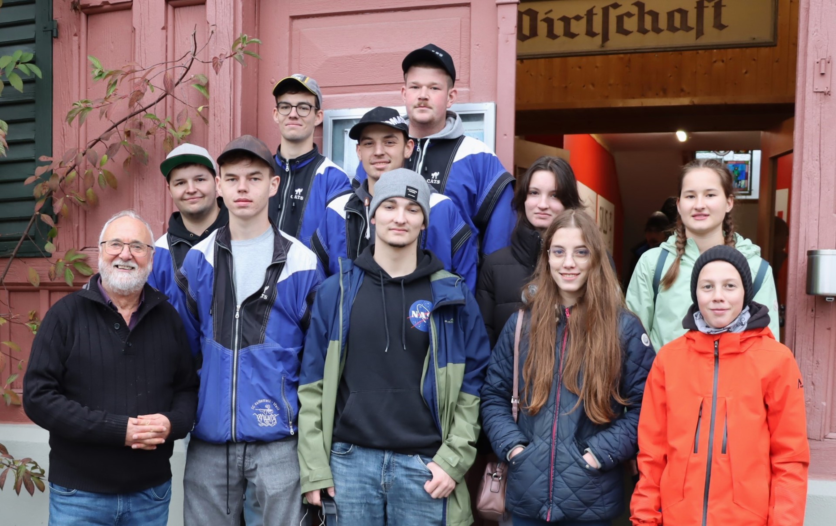 Die beiden Nachwuchsmannschaften aus Balterswil-Ifwil mit ihrem Betreuer
v.l.n.r.: Armin Schilling, Dominik Hollenstein, Patrice Wettstein, Benji Keiser, Sandro Amrhein, Fabio Crimi, Sandro Lattmann, Romy Crimi, Valeris Amrhein, Salome Schwager, Nevin Wagner