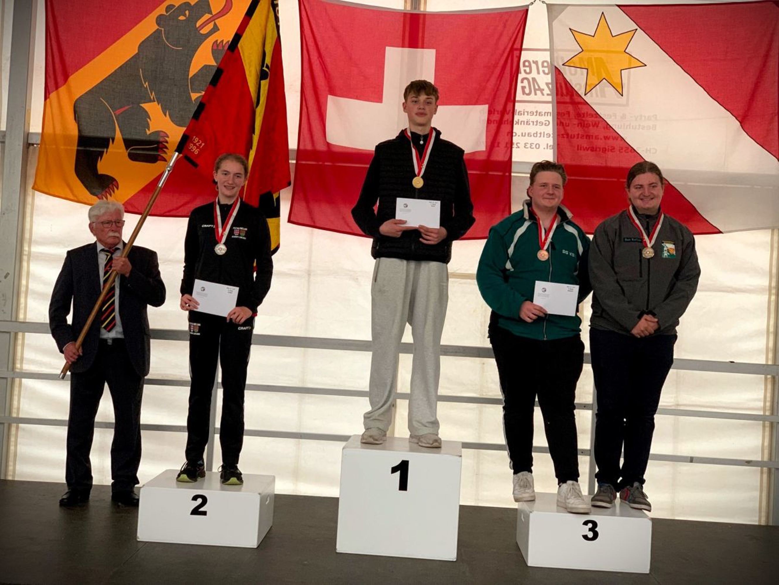 Podest Pistole 25m D-U17: 2. Kerstin Dreier, 1. Theodor Reimann, 3. Tom Bischof und Ben Koller